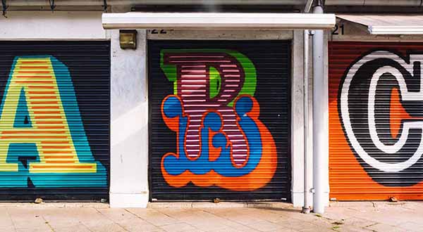 英国艺术家Ben Eine用26种不同字体在商店百叶窗上绘制了完整的英文字母表