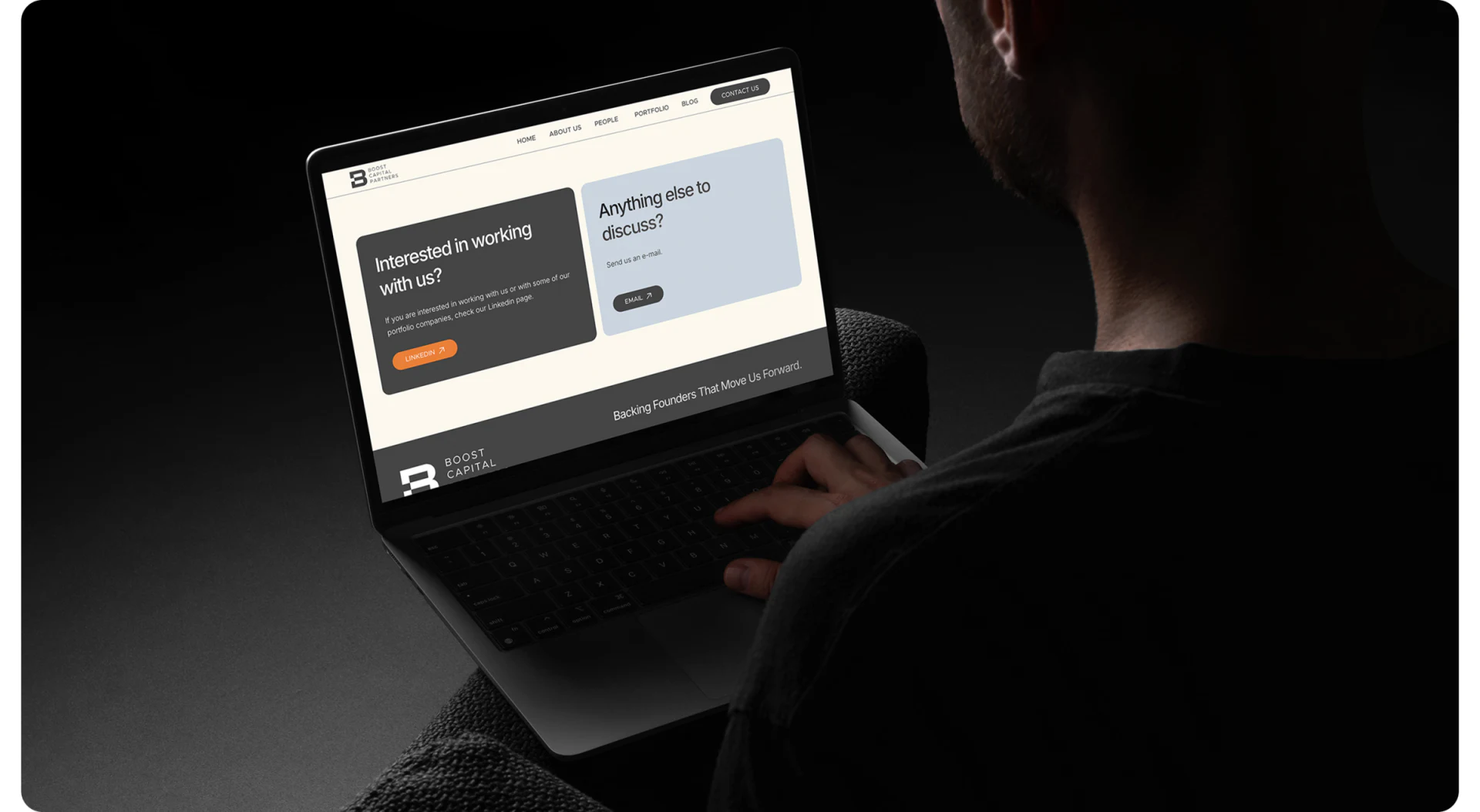 Boost Capital联系页左侧工作主题与橙色LINKEDIN按钮，右侧其他讨论与EMAIL按钮